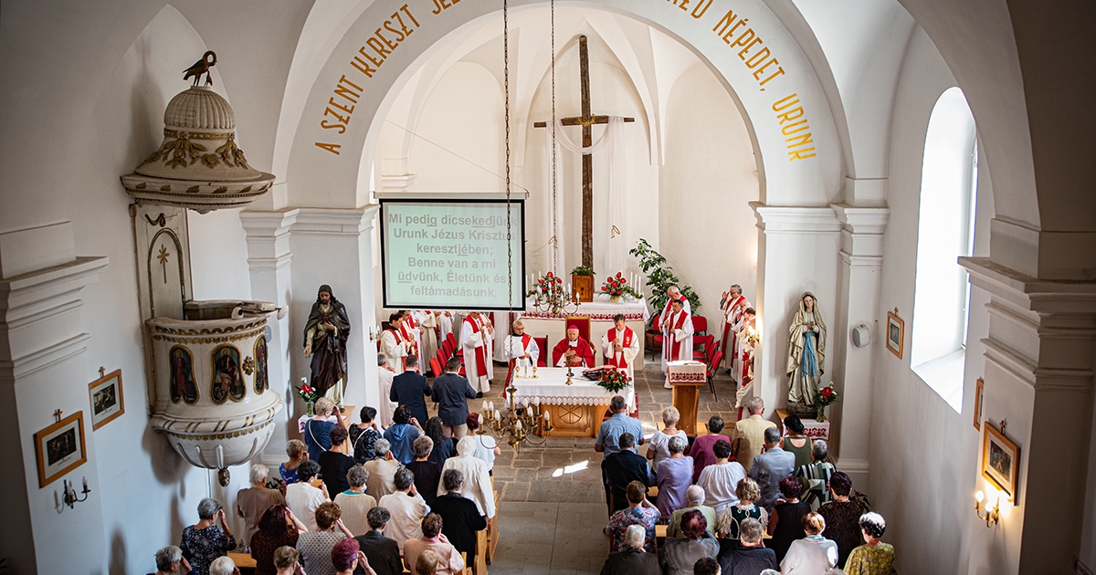 „Áll a Krisztus szent keresztje elmúlás és rom felett”